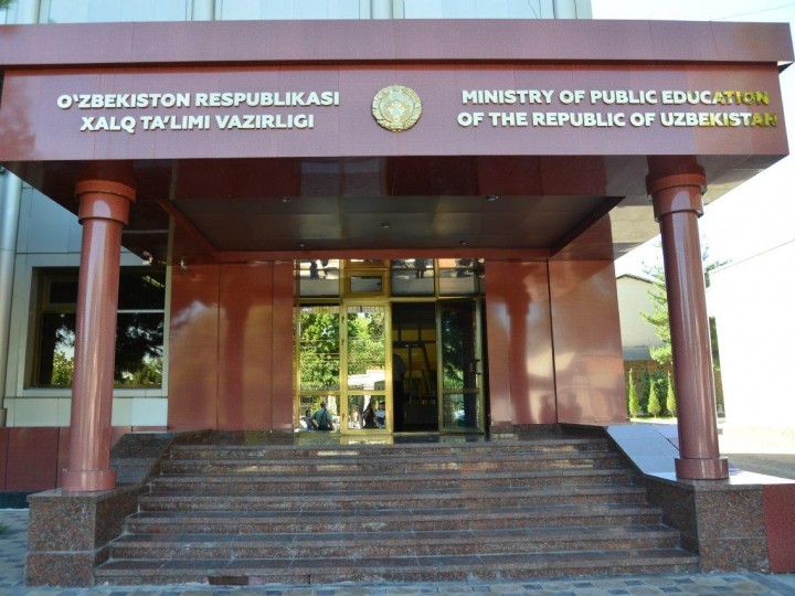 ХТВ: Самарқанд ва Наманганда ўқитувчилар мажбурий меҳнатга жалб этилгани ҳақидаги хабарлар ўрганилмоқда