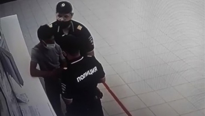 Россияда ўзбекистонликни дўппослаган полициячиларга нисбатан жиноий иш очилди