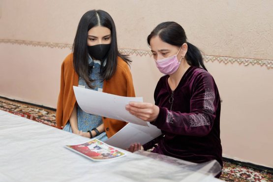 Намоз ўқиётган Саида Мирзиёева (ФОТО)