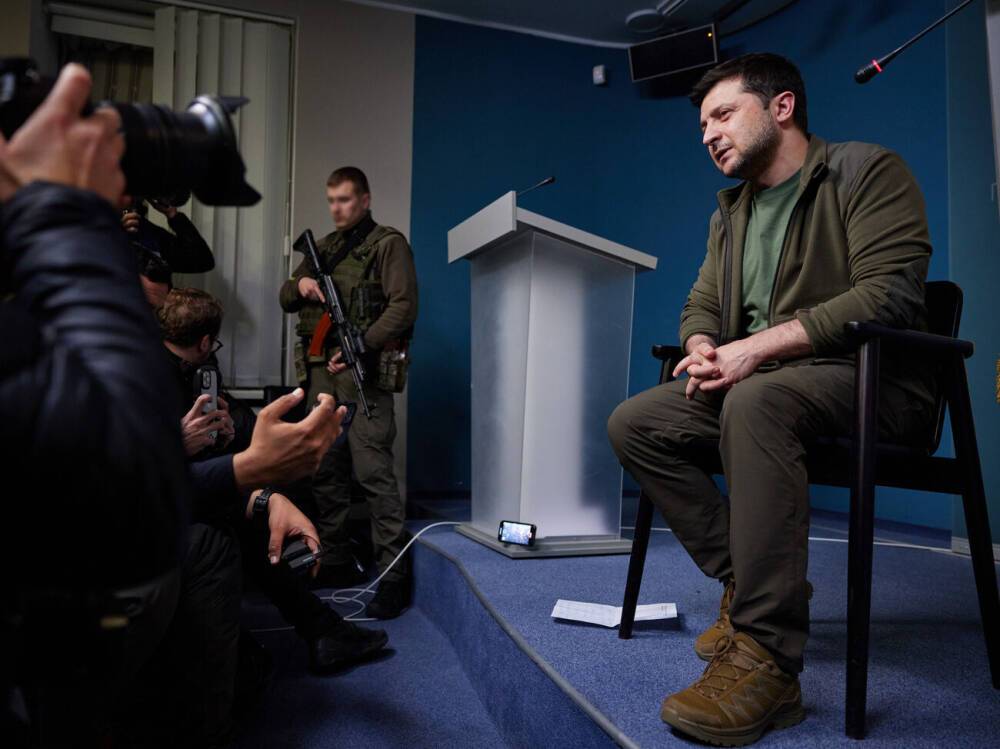 Зеленский Россия билан Қрим ва Донбасс масаласини муҳокама қилиш эҳтимоли ҳақида гапирди