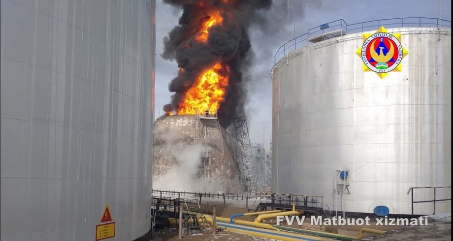 Тезкор! Чиноздаги нефтбаза ёнмоқда