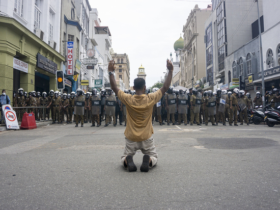 Шри-Ланкада намойишчилар президент қароргоҳига бостириб кирди (видео)