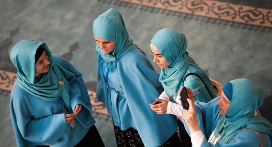 Qo‘qon shahar hokimligi maktablarda ro‘mol o‘raydigan o‘quvchilar ro‘yxatlari tuzilayotganini tan oldi