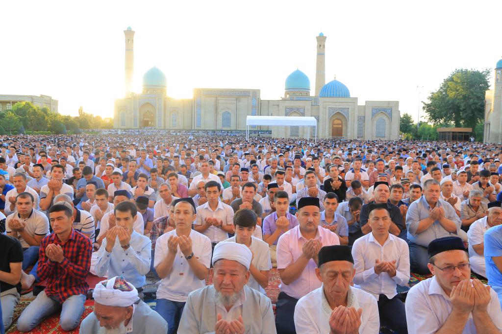 5 вақт намозни уйда ўқиш ва жума намози бўйича фатво берилди