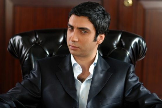 «Охирини ўйлаган қаҳрамон бўлолмайди». Пўлат Аламдар роли билан танилган Нежати Шашмаз 48 ёшга тўлди