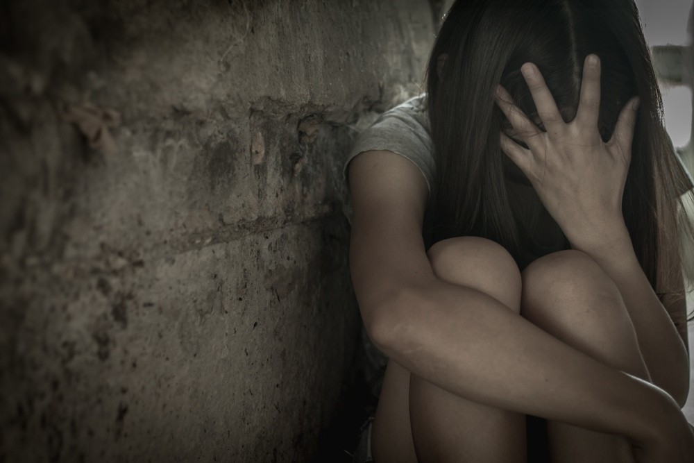 Тошкентда 15 яшар қизни зўрлаган ўқитувчи ва икки дўсти қамалди