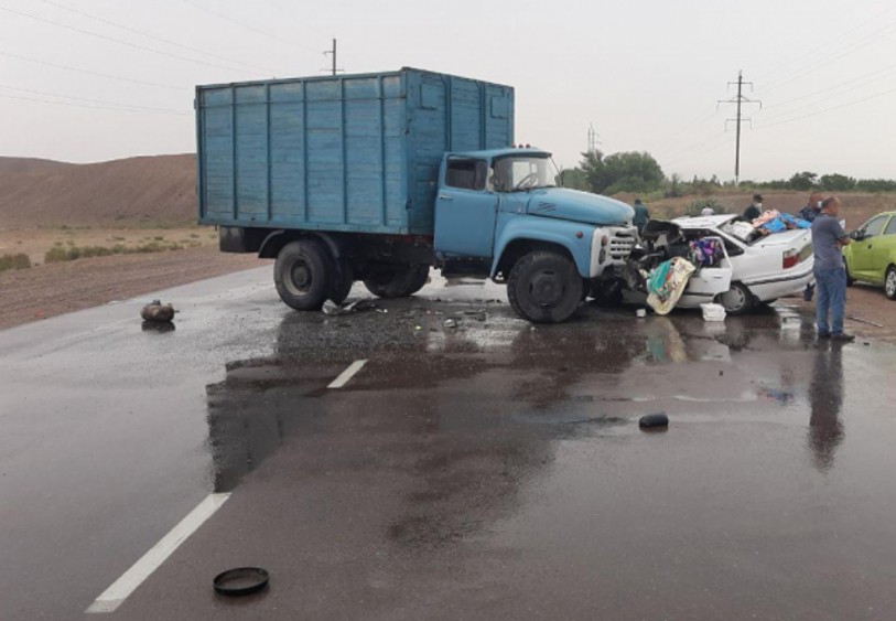 Попда Nexia КамАЗ “тагига” кириб кетди. Қурбон бор