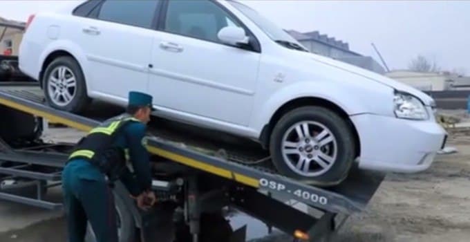 Наманганда эрининг машинасини бошқарган аёл ЙПХ ходимини уриб юбориб, қочиб кетди