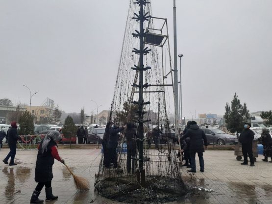 Фарғона марказий деҳқон бозоридаги янги йил арчаси ёниб кетганлиги тасдиқланди