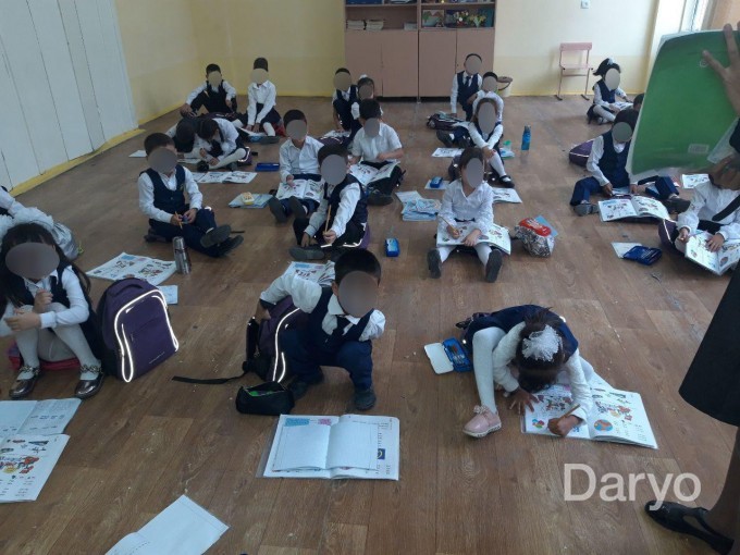 Foto: Farg&lsquo;onadagi maktabda 1-sinf o&lsquo;quvchilariga polda dars o&lsquo;tilmoqda. Partalarni DTM olib ketgan