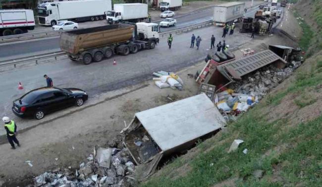 Фото: Наманганда юк автомашинасининг тормози ишламай қолиши оқибатида мудҳиш ЙТҲ содир бўлди