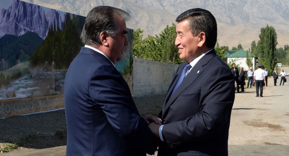 Эмомали Раҳмон ва Сооронбай Жээнбеков икки давлат чегарасида учрашди