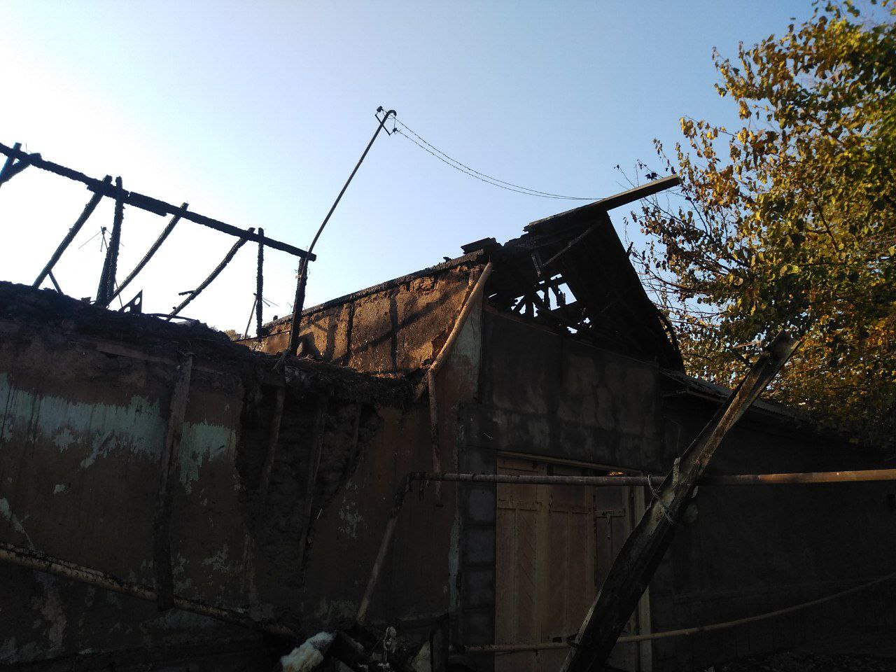 Наманганда икки уйнинг томи ёниб кетди