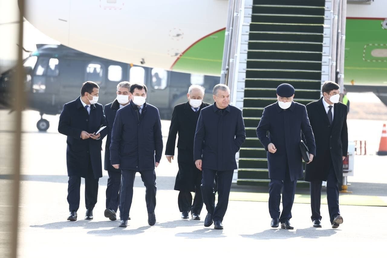 «Қарши бўлмасангиз, 3 кун бўламан бу ерда» — Президент самолёти илк марта Мўйноқ аэропортига қўнди