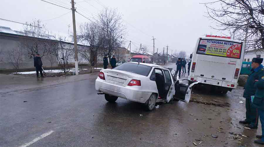 Наманганда Нексия автомобили 30 нафар йўловчиси бўлган автобусга бориб урилди