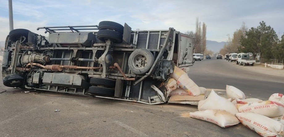 «Қамчиқ» довонида икки юк машинаси тўқнашди