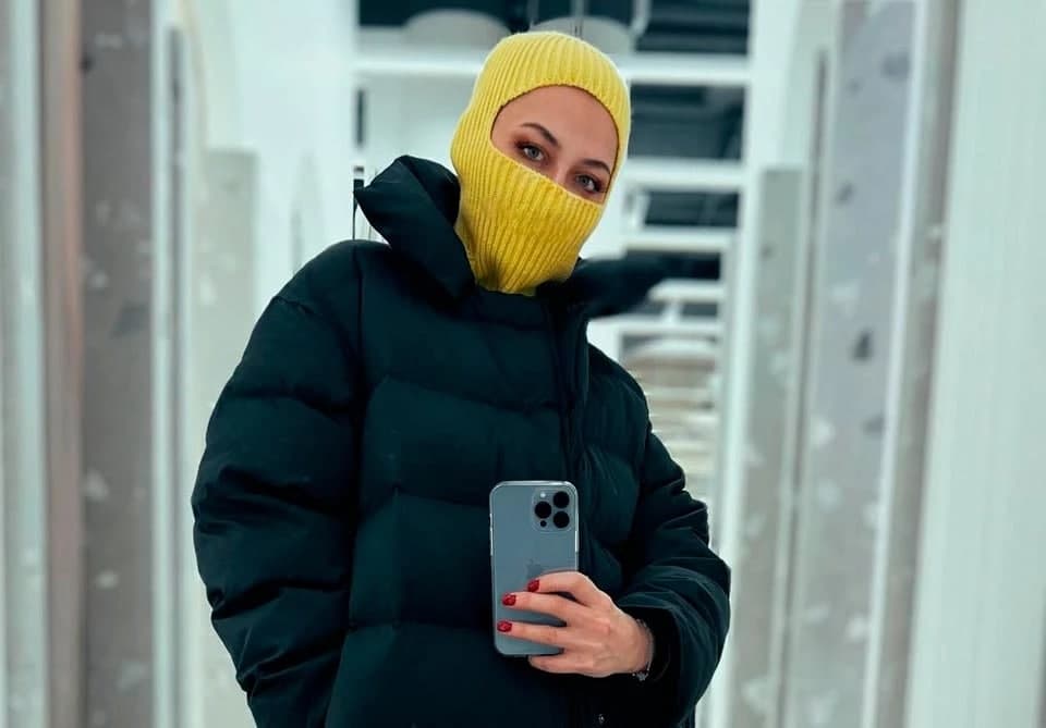 Хонанда Лола Йўлдошева маданият вазирининг мажбурий дўппи кийиш ғоясини танқид қилди. У Назарбековга бошқача вариантни таклиф қилган