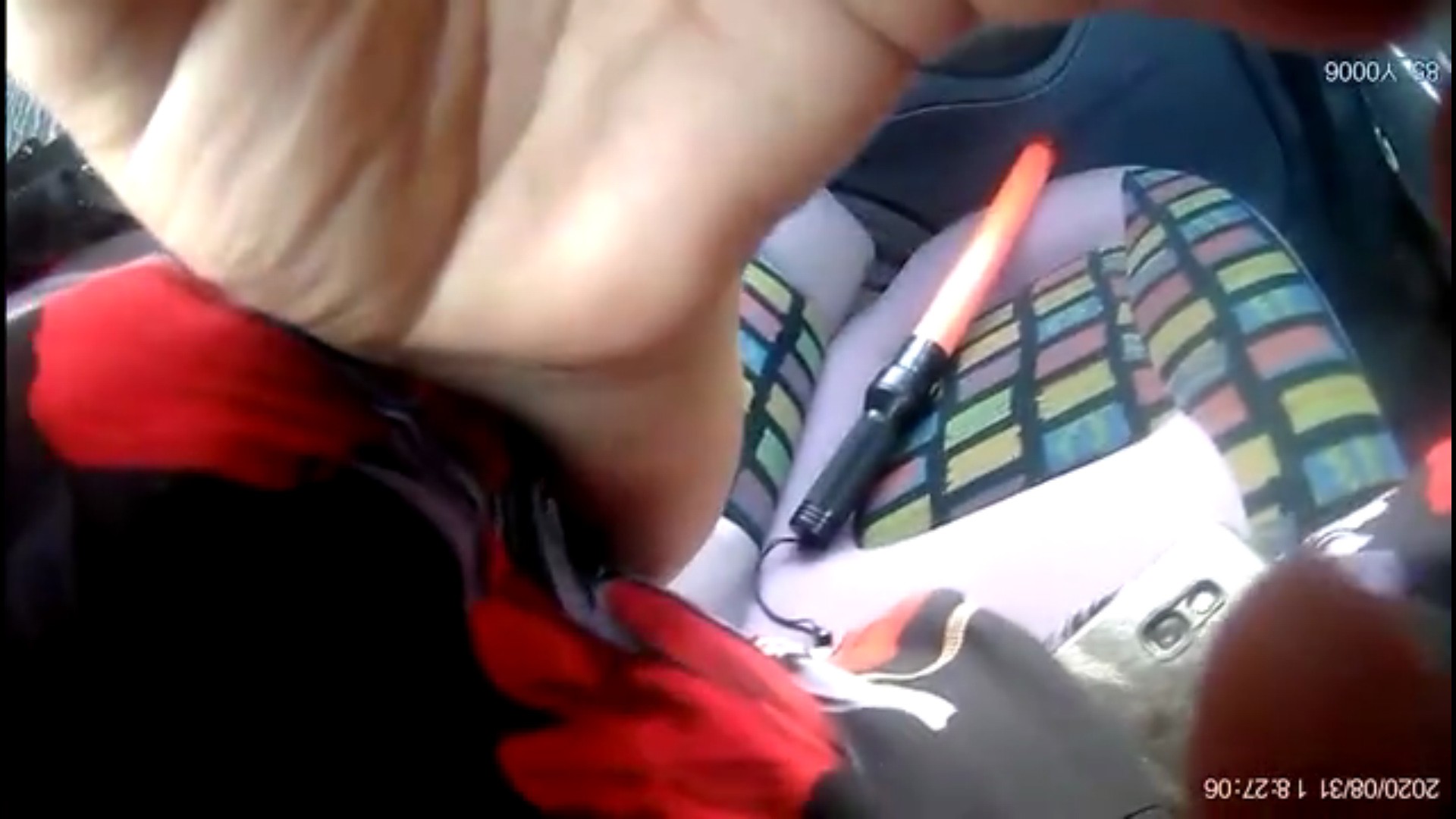 Навоийда аёл киши ЙПХ ходимининг бодикамераси ва "жезл" таёқчасини олиб қочди (видео)