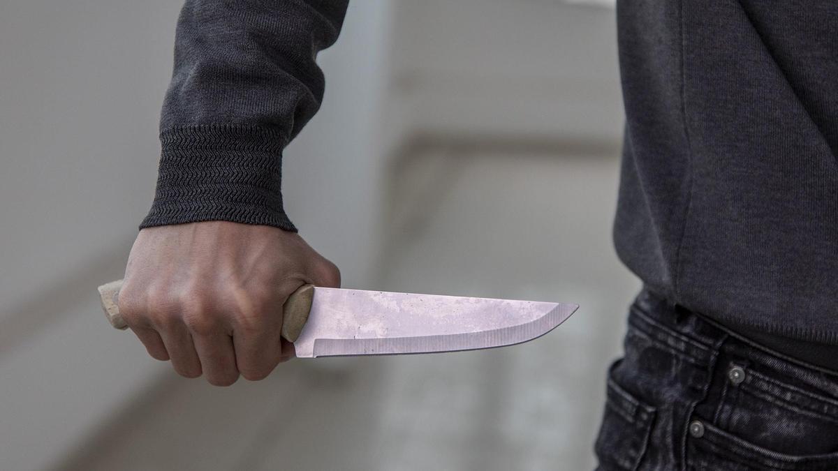 Наманганда эркак синфдошининг тўйида собиқ хотинини пичоқлаб қўйди