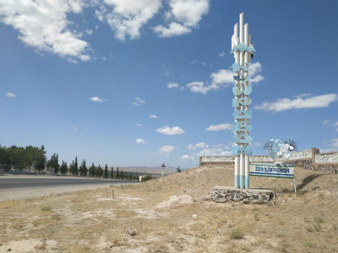 Qo‘shrabotda tabiiy ko‘lga aholi baliq boqish uchun eshak go‘shti tashlanganini aytmoqda (foto+video)