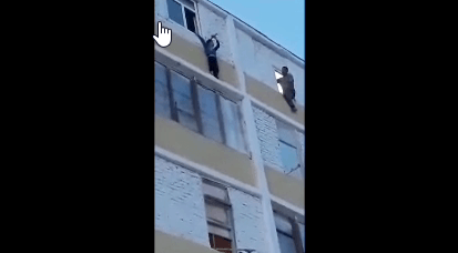 Учқудуқда 8 ёшли бола 5-қаватдаги балконда осилиб қолди (видео)