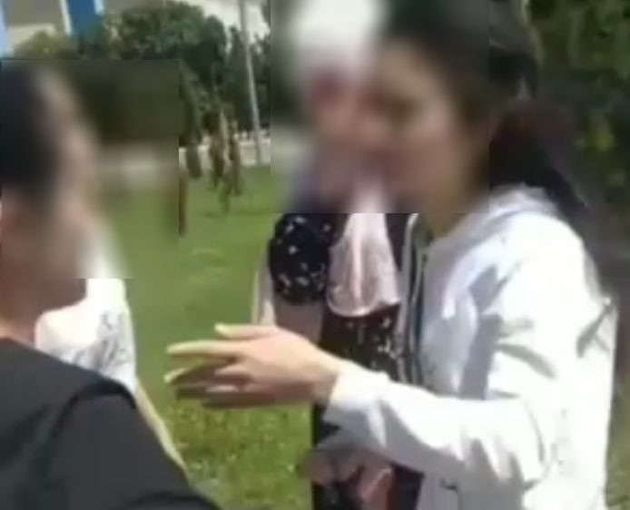 Жиззахдаги мактабда ҳижобли қиз самосуд қилинди (ВИДЕО)