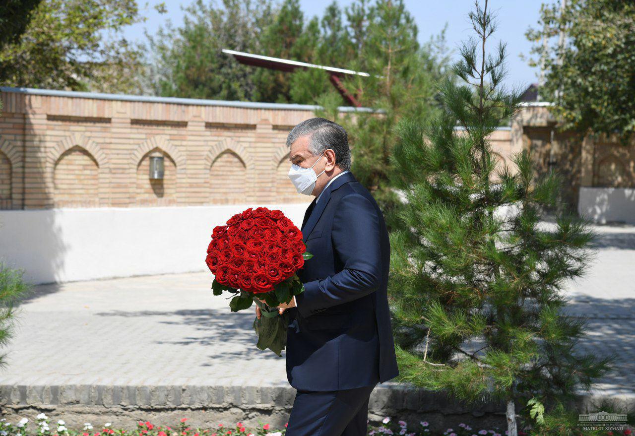 Бухоро ҳокими Карим Камолов дафн этилди. Мирзиёев марҳумнинг қабрини зиёрат қилди (ФОТО)