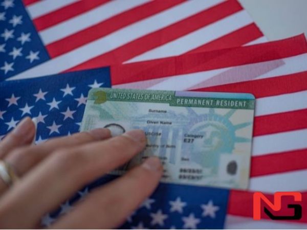 Трамп &ldquo;грин карта&rdquo; дастурини тўхтатди