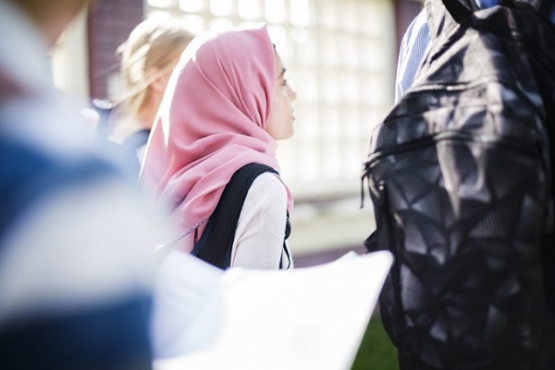 Рус шифокор ўзбек қизига: "Нет, нет, это харам, харам, снимать не надо"