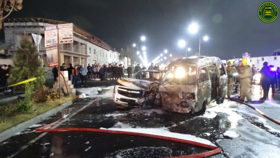 Марғилонда ёнаётган «Damas» ичида ҳайдовчи қолиб кетди