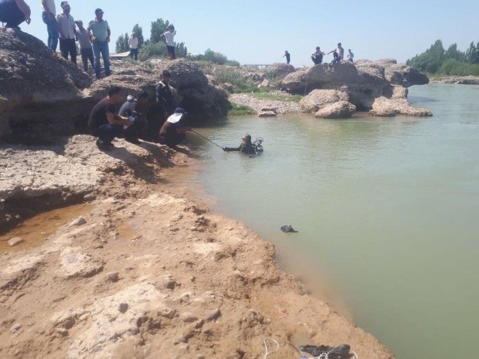 Намангандаги Норин дарёсида чўкиб кетгани тахмин қилинаётган 8-синф ўқувчисининг жасади қидирилмоқда
