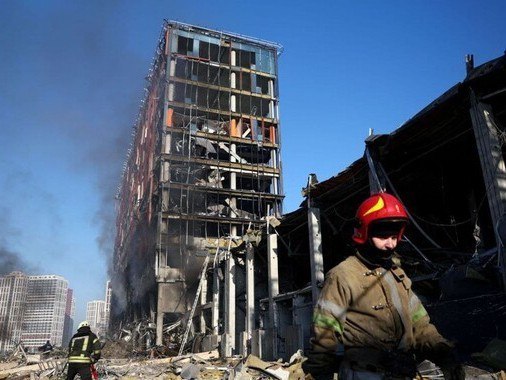 Киевнинг яна бир тумани ўққа тутилиши оқибатида 8 киши ҳалок бўлди