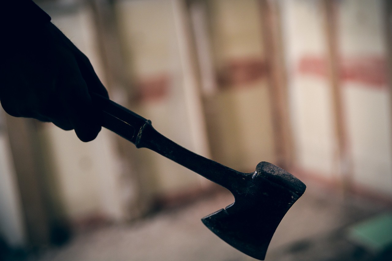 Наманганда эркак хотини ва уч фарзандини болтада чопиб, сўнг ўзини ёқиб юборди