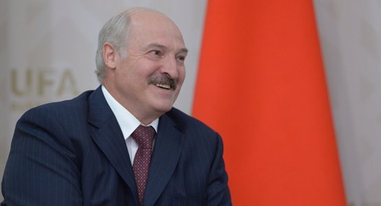 “Қовун туширган” Лукашенко ёхуд Зеленский қандай қилиб унинг “ўтакасини ёрди” (видео)
