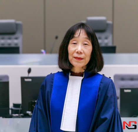 Халқаро жиноий суднинг янги раҳбари Путин жавобгарликдан қутулиб қолмаслигини айтди