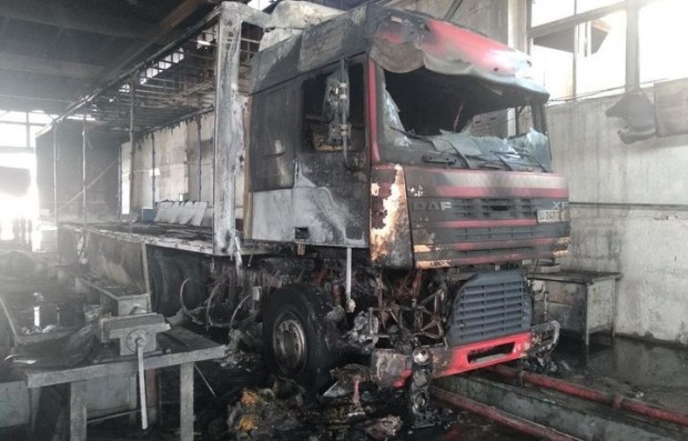 «DAF» юк машинаси устахонада ёниб кетди