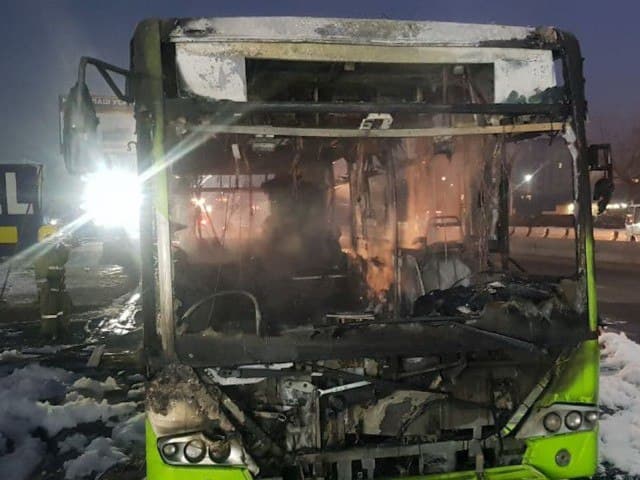 Тошкентда автобус ёниб кетди