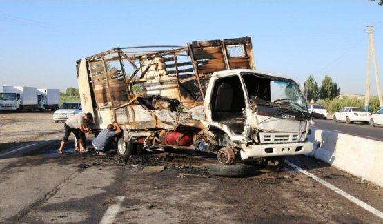 Сирдарёда &ldquo;Kamaz&rdquo;га урилган "Isuzu" ёниб кетди