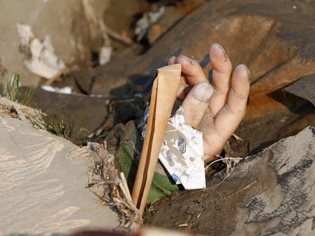 Икки кишини тупроқ босиб қолди