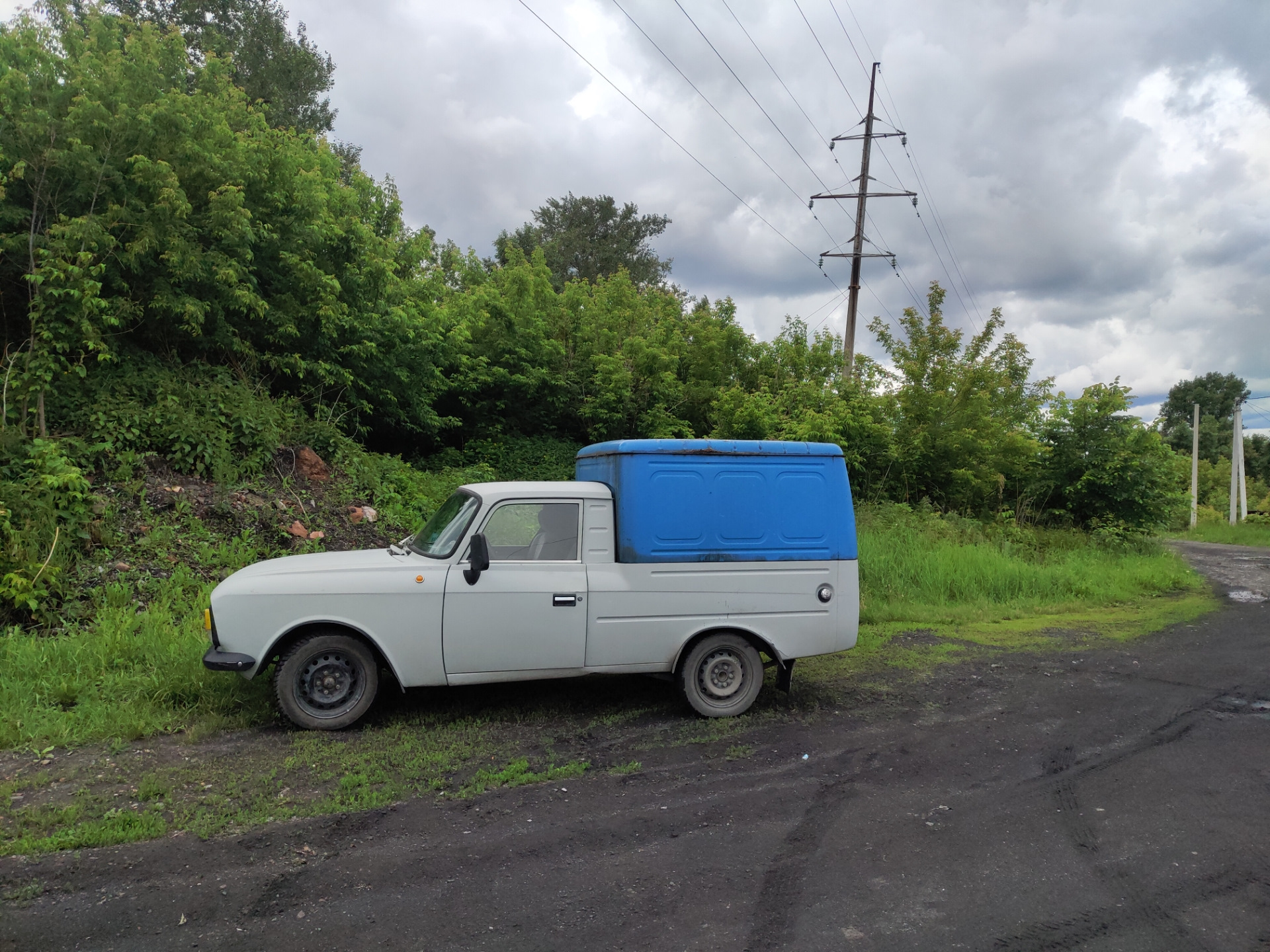 Наманганда ИЖ-2715 русумли автомобиль бетон тўсиққа урилиши оқибатида унинг йўловчиси ҳалок бўлди