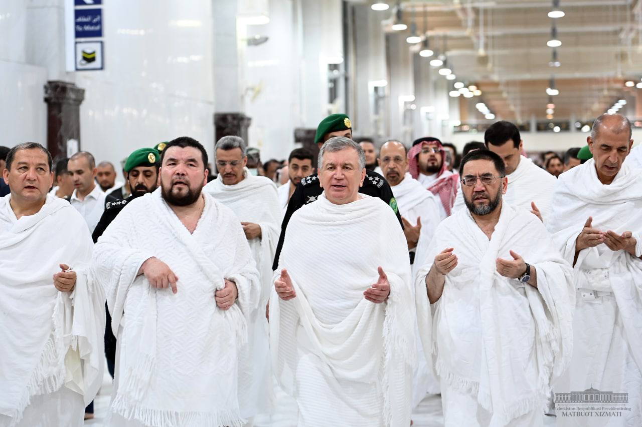 Фото: Шавкат Мирзиёев умра амалларини бажарди 