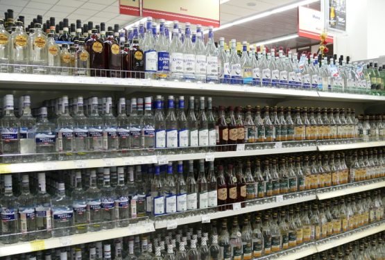 Нега спиртли ичимликлар сотувчи шахобчалар ёпилмади, бу озиқ-овқат эмас-ку?