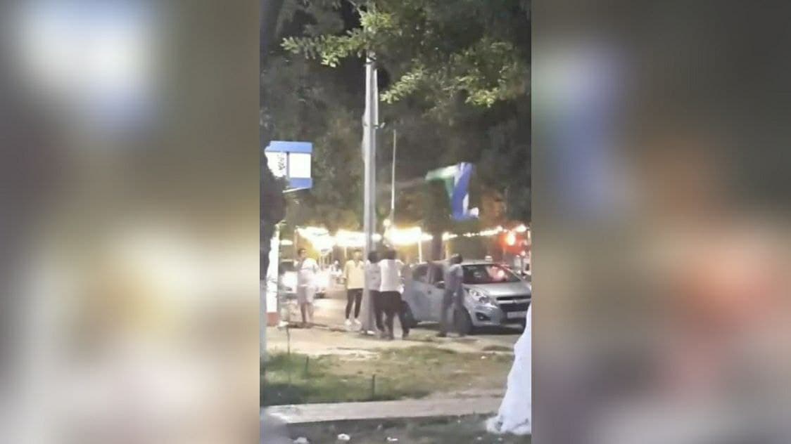 Тошкентда ҳайдовчилар устундаги байроқни олиб, машинасига ўрнатиб ҳаракатланди