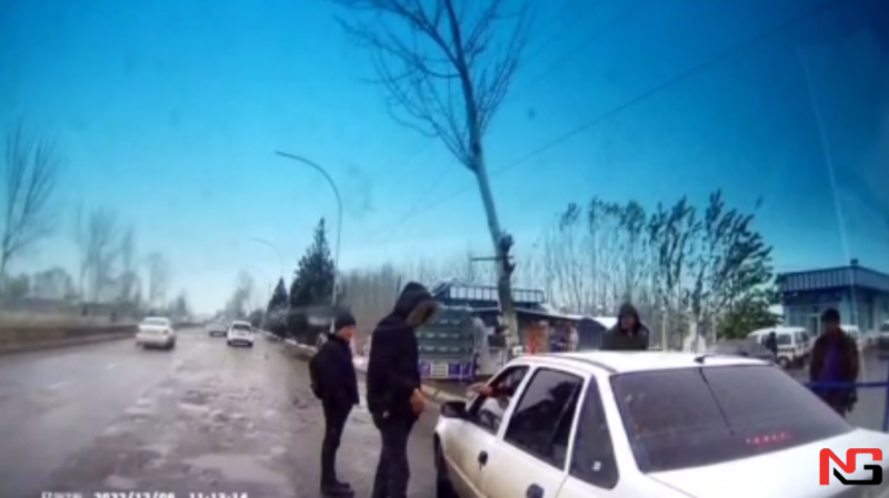 Андижонда "газ заправка"га келган ҳайдовчилардан пул олган шахслар қамалди