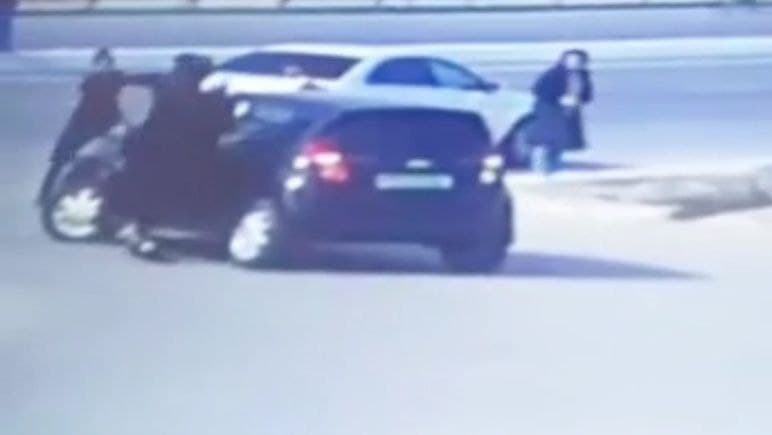 Бухорода ўзаро жанжаллашаётган аёллардан бири бошқасини «Spark»да босиб кетди — видео