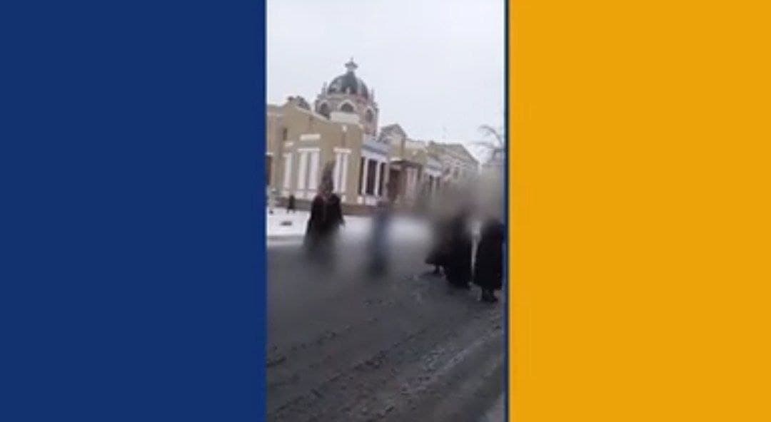 &laquo;Газ, свет йўқлигидан тўйиб кетдик&raquo;. Бир гуруҳ аёллар Қўқон ҳокимияти олдида йўлни тўсишди