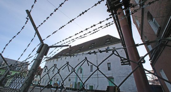 Ўйинчоқ тўппонча билан банкни ўмармоқчи бўлган ўзбекистонликка ҳукм ўқилди