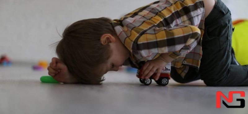 Аутизмнинг илк белгилари: ота-оналар нималарни билиши керак?