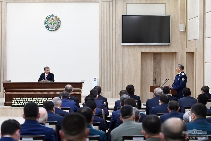Шавкат Мирзиёев: Барча ички ишлар ходимлари иш ҳақи 30 фоизга, маҳаллада хизмат ўтовчи ходимлар иш ҳақи эса 60 фоизга оширилади
