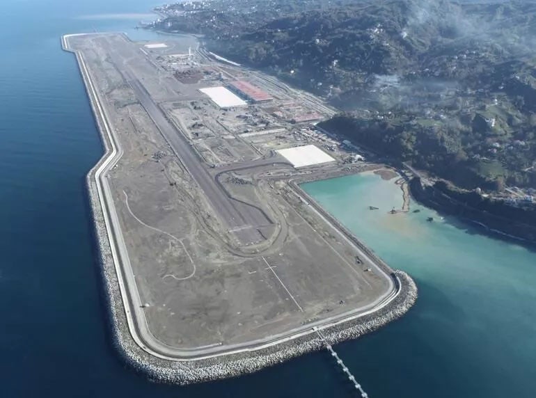 Туркияда денгиз устига қурилган янги аэропорт очилди